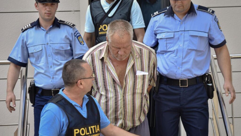 Criminalul Gheorghe Dincă se plânge că celula e mică, aglomerată și întunecată